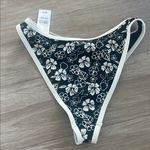 Pacsun Eco Black & White floral bikini bottoms NWT size small - Picture 5 of 5